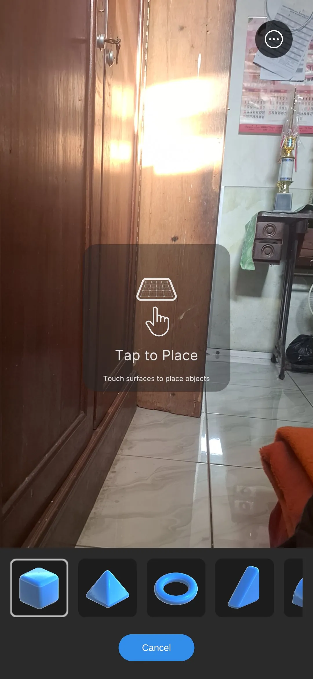 Tangkapan layar SimpleARPlacement di Android: prompt Tap to Place di atas kamera AR dengan palet objek 3D di bawah